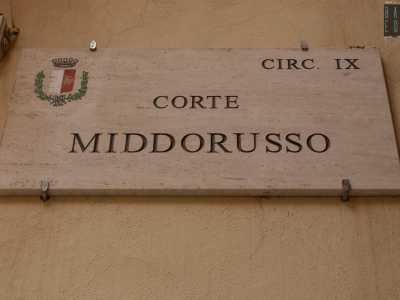 ...entriamo nella piccola Corte Middorusso